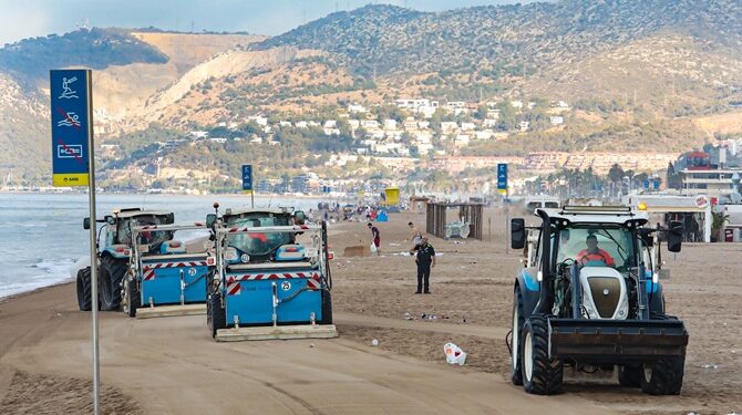 Les platges metropolitanes es preparen per viure la revetlla de Sant Joan