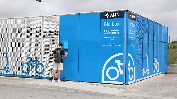 Un aparcamiento de gran capacidad para bicicletas en la estación de Renfe del Prat promueve la intermodalidad