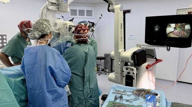 Can Ruti investiga una cirurgia experimental per tractar pacients amb Alzheimer en fase inicial