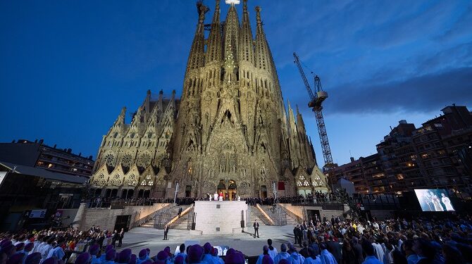 El Papa bendice la torre de Jesús de la Sagrada Familia