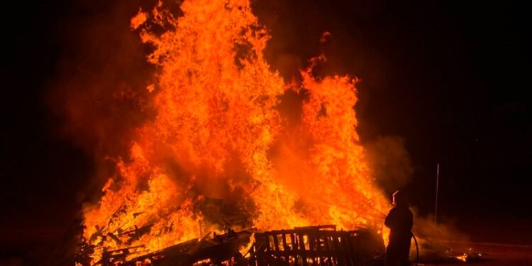 Els Bombers atenen 1.407 avisos durant la revetlla de Sant Joan