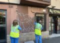 L’Hospitalet esborra més de 5.000 pintades de façanes en un any