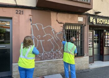 L’Hospitalet esborra més de 5.000 pintades de façanes en un any