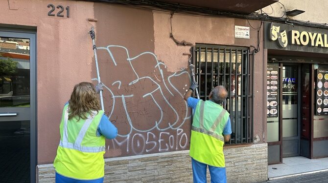 L’Hospitalet esborra més de 5.000 pintades de façanes en un any