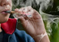 Los adolescentes cambian los cigarrillos por el vapeo y nuevos productos como el SNUS