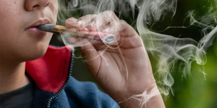 Los adolescentes cambian los cigarrillos por el vapeo y nuevos productos como el SNUS