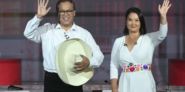 Una nación partida en dos: Perú espera el desenlace de una elección que mantiene al país en vilo