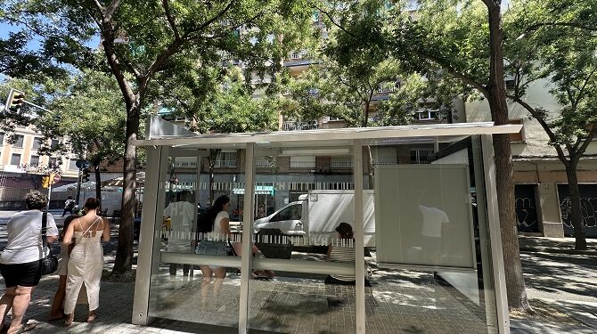 Empieza la renovación y la instalación de un centenar de nuevas marquesinas de autobuses en L’Hospitalet