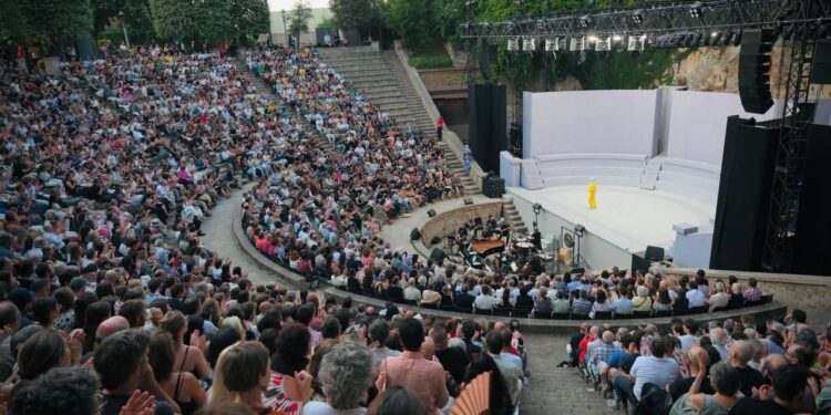 Barcelona s’endinsa en el seu cap de setmana més estiuenc: música, cultura i nits a la fresca