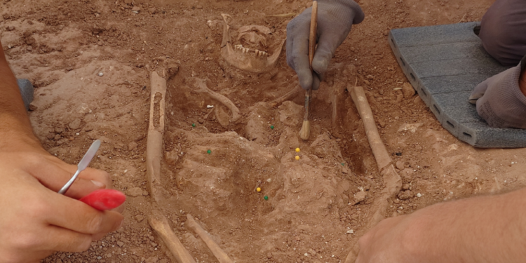 Una excavació arqueològica a Castelldefels treu a la llum una tomba romana de fa prop de 2.000 anys