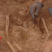 Una excavació arqueològica a Castelldefels treu a la llum una tomba romana de fa prop de 2.000 anys