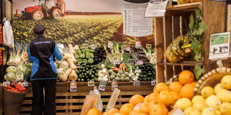Los catalanes gastan 2.130 euros al año en alimentos y bebidas, la segunda cifra más alta de España
