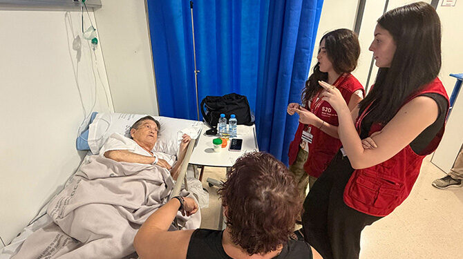 Persones voluntàries alleugereixen l’estada dels malalts a l’Hospital de Sant Boi
