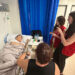 Persones voluntàries alleugereixen l’estada dels malalts a l’Hospital de Sant Boi