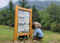 Un cartell informa sobre la presència del us bru a la Val d’Aran