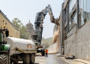 Comencen les obres d’enderroc dels dos primers pavellons del recinte firal de Montjuïc