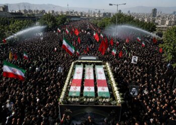 Teheran converteix el comiat d’Ali Khamenei en una demostració de força i en un clam de venjança contra Trump