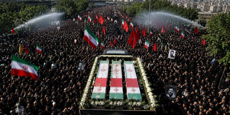 Teheran converteix el comiat d’Ali Khamenei en una demostració de força i en un clam de venjança contra Trump