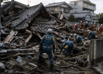 El Japó intensifica les tasques de rescat després del devastador terratrèmol mentre augmenta el nombre de víctimes