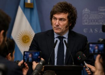 L’Argentina endureix la seva política migratòria amb un decret que genera controvèrsia sobre els seus límits