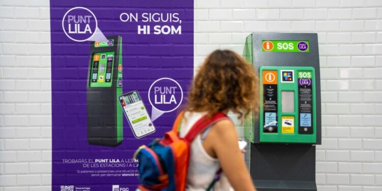Ferrocarrils instal·la 280 punts lila a les estacions per garantir una atenció «immediata» davant l’assetjament sexual