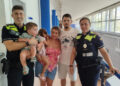 Dos agents de la Policia Local del Prat salven un nadó d’un any que s’estava ennuegant