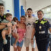 Dos agents de la Policia Local del Prat salven un nadó d’un any que s’estava ennuegant