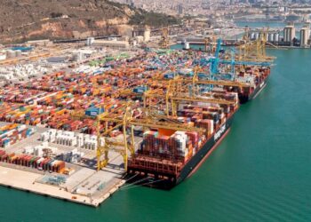 El Port de Barcelona mueve más mercancías y dispara un 48% el tráfico de vehículos eléctricos e híbridos