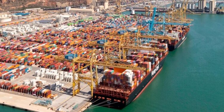 El Port de Barcelona mueve más mercancías y dispara un 48% el tráfico de vehículos eléctricos e híbridos