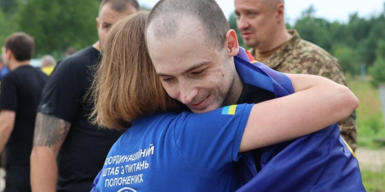 El retorn de 206 militars obre una rara finestra de cooperació entre Moscou i Kíiv