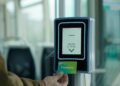 Els usuaris de transport públic podran pagar directament amb targeta a l’àrea de Barcelona