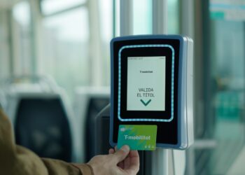 Els usuaris de transport públic podran pagar directament amb targeta a l’àrea de Barcelona