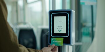 Els usuaris de transport públic podran pagar directament amb targeta a l’àrea de Barcelona