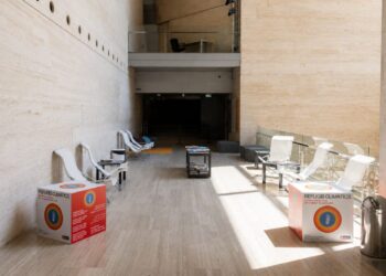 Barcelona refuerza su red de refugios climáticos con un espacio diurno para personas sin hogar ante el aumento de las olas de calor