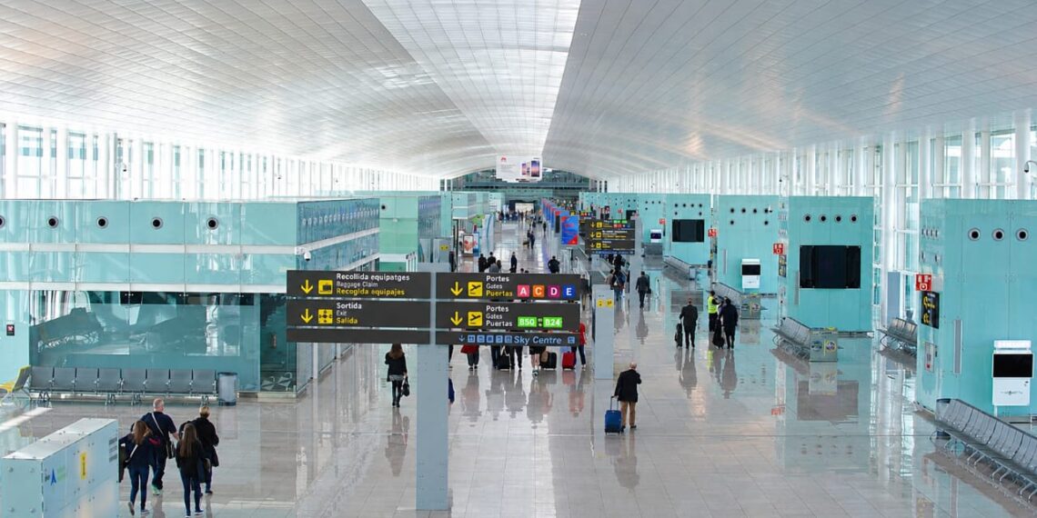 La huelga del personal de asistencia en tierra provoca incidencias en el Aeropuerto de Barcelona-El Prat en plena temporada alta