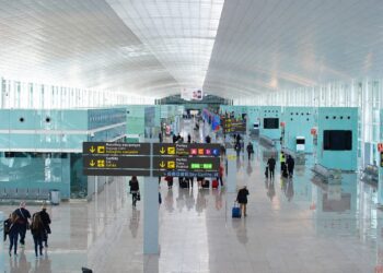 La huelga del personal de asistencia en tierra provoca incidencias en el Aeropuerto de Barcelona-El Prat en plena temporada alta