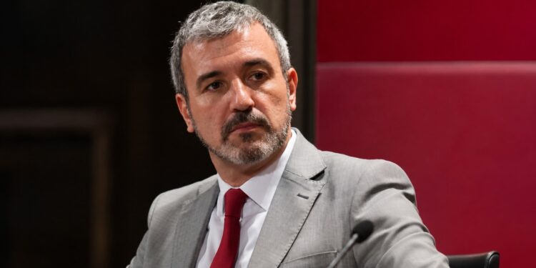Collboni plantea regular los alquileres comerciales para proteger el comercio de proximidad en Barcelona