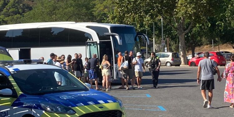 Tossa de Mar limita els grups de visites guiades i prohibeix l’ús de megàfons i altaveus