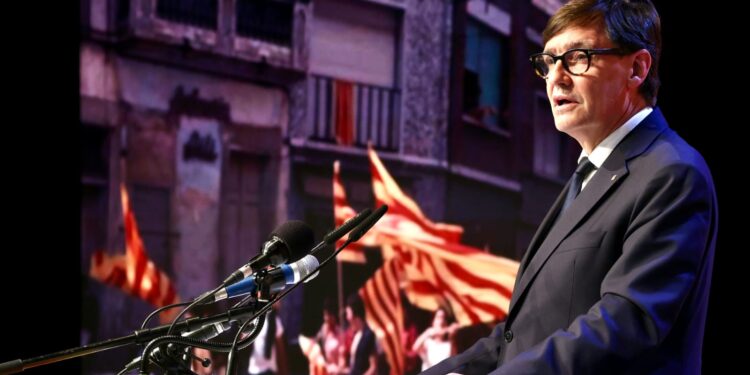 El president Illa alerta de la “fragilitat” de la democràcia 50 anys després de la Diada de Sant Boi