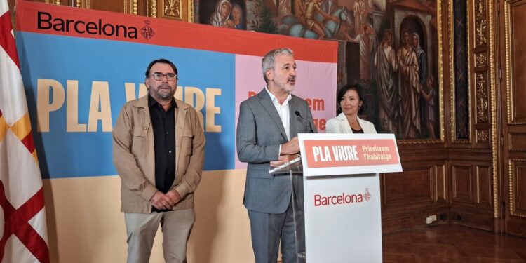 Barcelona cedirà sòl municipal a CCOO i UGT per promoure 1.500 pisos en deu anys