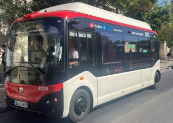 Barcelona estrena el primer minibús de barri totalment elèctric