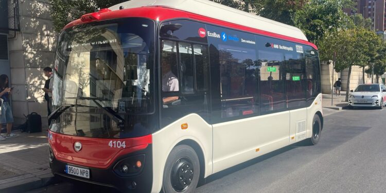 Barcelona estrena el primer minibús de barri totalment elèctric