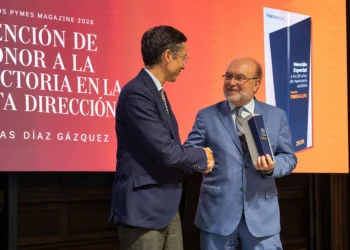 Lucas Díaz, director general d’Aqualia a Espanya, rebent la Menció d’Honor a la seva Trajectòria en l’Alta Direcció.