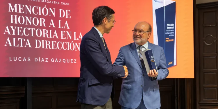 Lucas Díaz, director general d’Aqualia a Espanya, rebent la Menció d’Honor a la seva Trajectòria en l’Alta Direcció.
