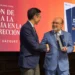 Lucas Díaz, director general d’Aqualia a Espanya, rebent la Menció d’Honor a la seva Trajectòria en l’Alta Direcció.