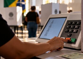 Seis votos, una urna y una «chuleta»: cómo funciona una elección en Brasil