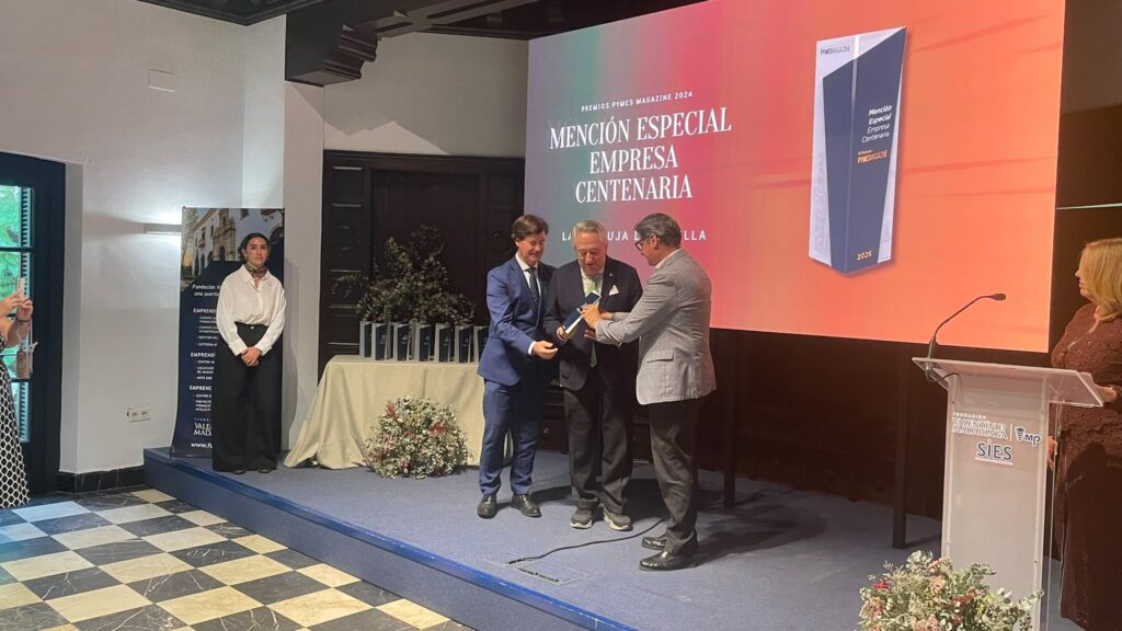 Javier Targhetta, president de La Cartuja de Sevilla, recollint el guardó.