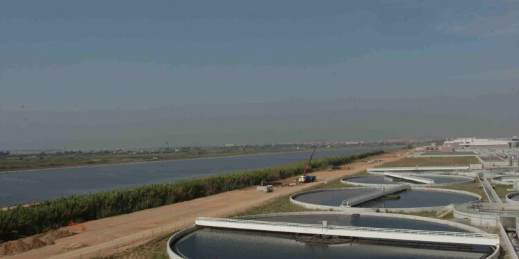 Veolia defensa invertir en infraestructures mentre ofereix una rebaixa del 60% al contracte de l’aigua de l’AMB