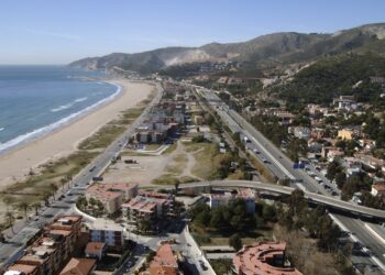 Sitges obrirà un procés participatiu per estudiar si les Botigues poden passar a Castelldefels