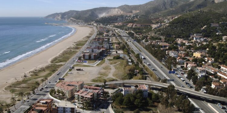 Sitges obrirà un procés participatiu per estudiar si les Botigues poden passar a Castelldefels